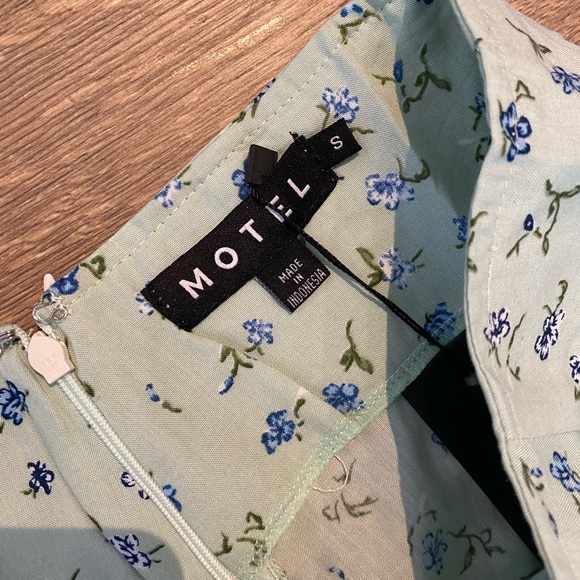 Motel Rocks Set - Picture 3 of 3